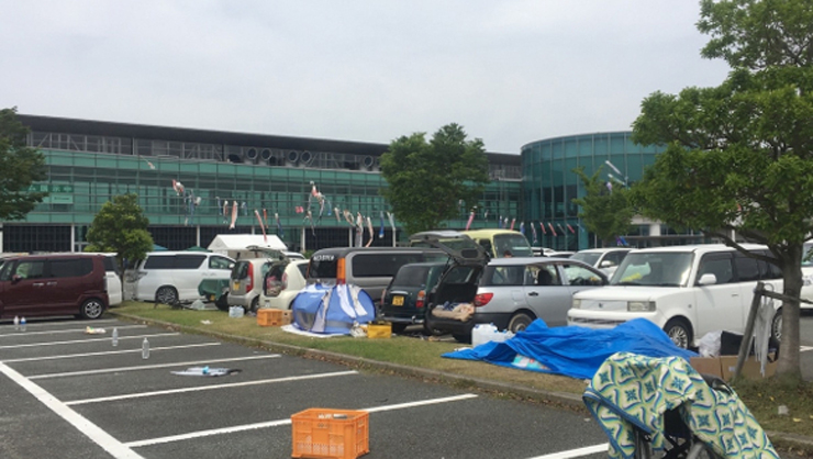 車中泊やテント泊が行われている産業展示場「グランメッセ熊本」
