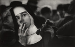 アンドレア・ドリア号の生存者を待つ， ニューヨーク，1956年　(C) 2017 The Heirs of W. Eugene Smith