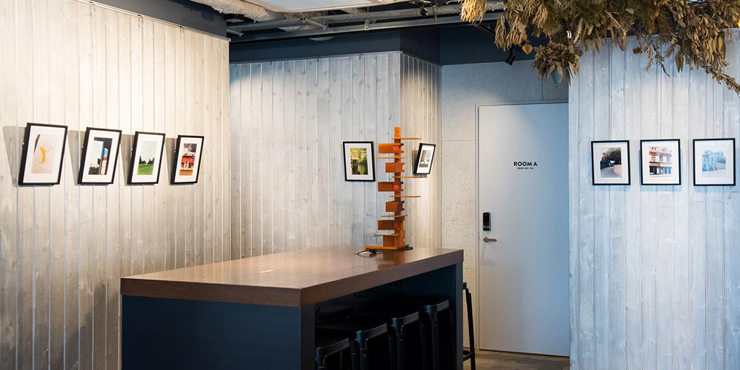 神楽坂のホステルUNPLAN Kagurazakaに、アートで人と人をつなげるための展示スペース「UNPLAN Gallery」がオープン
