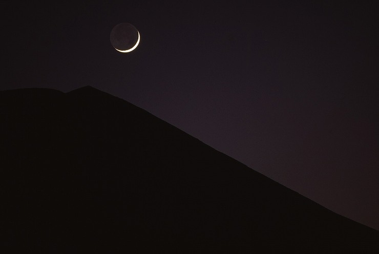 山梨県忍野村から「稜線と新月」撮影：竹内敏信