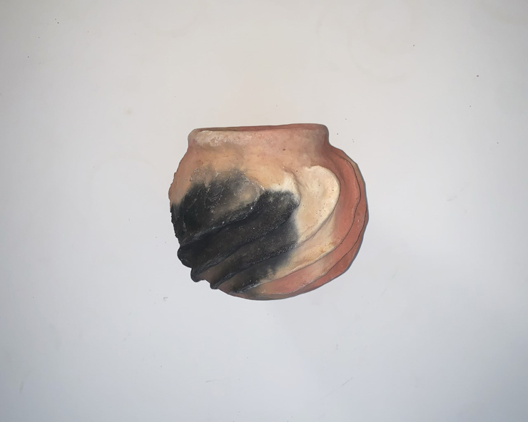 小内光　壺（幽霊）　2021　135×145×125mm　陶土、 土、 砂
